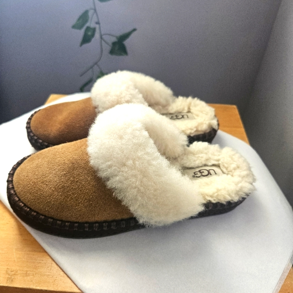 Nwot Ugg Aira Girls Suede Chestnut Slippers flats slip-ons size 1